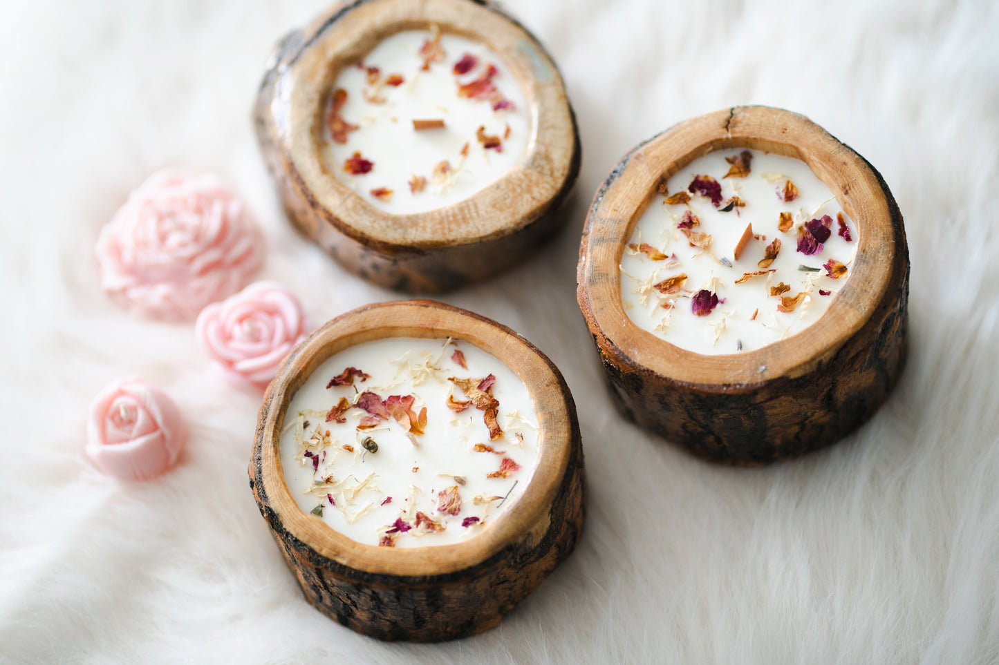 Lumânare parfumată din ceară de soia – în recipient din lemn cu scoarță, decorată cu flori uscate