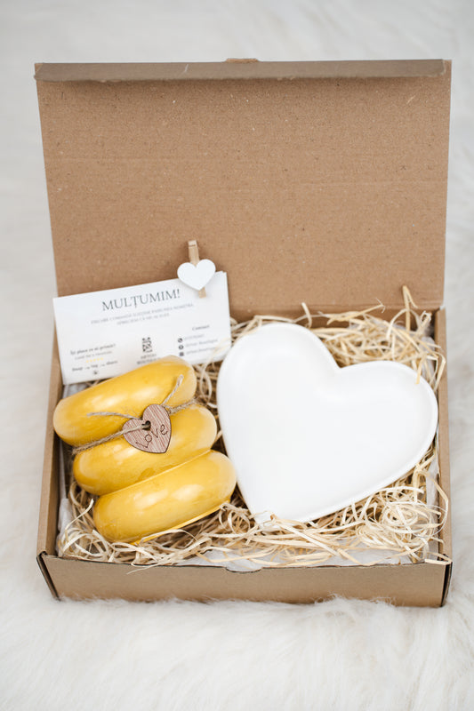 Set cadou handmade – lumânare parfumată din ceară de soia în recipient ceramic și tavă albă în formă de inimă