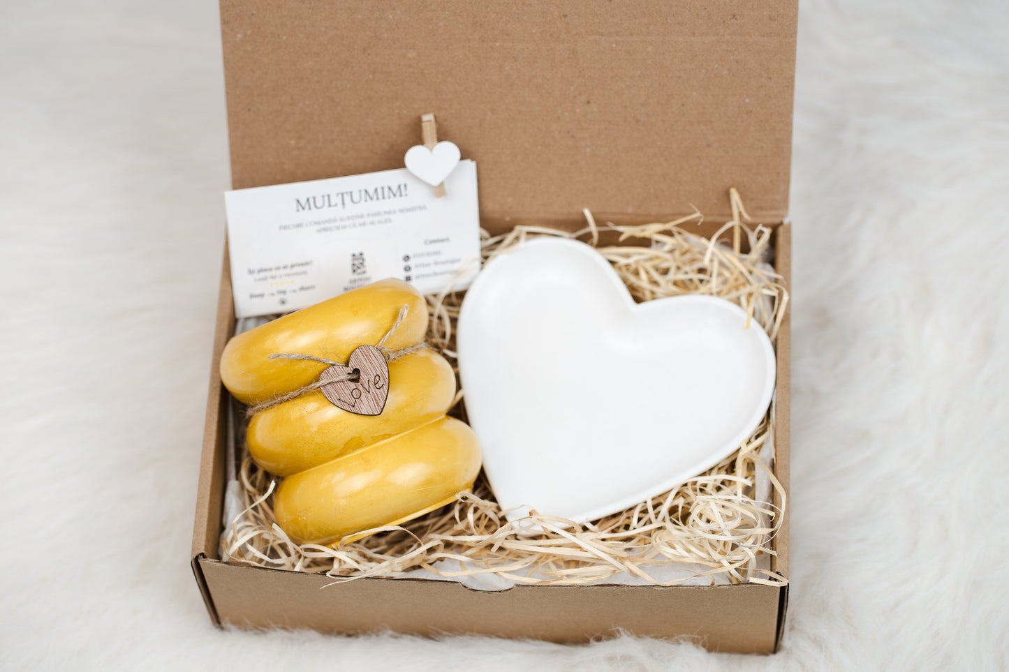 Set cadou handmade – lumânare parfumată din ceară de soia în recipient ceramic și tavă albă în formă de inimă