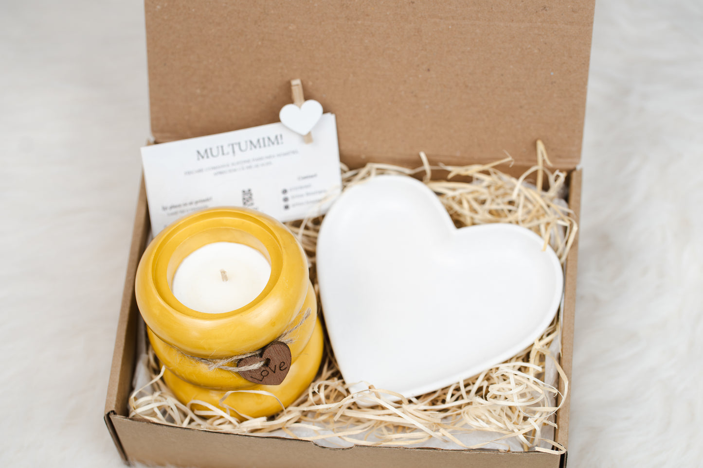 Set cadou handmade – lumânare parfumată din ceară de soia în recipient ceramic și tavă albă în formă de inimă