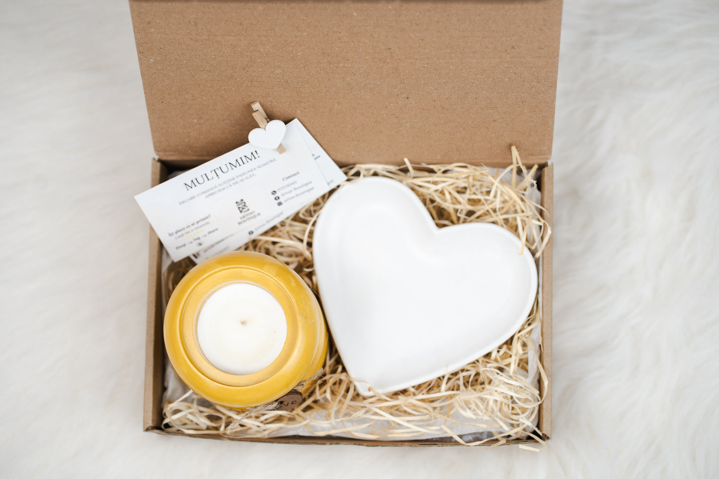 Set cadou handmade – lumânare parfumată din ceară de soia în recipient ceramic și tavă albă în formă de inimă