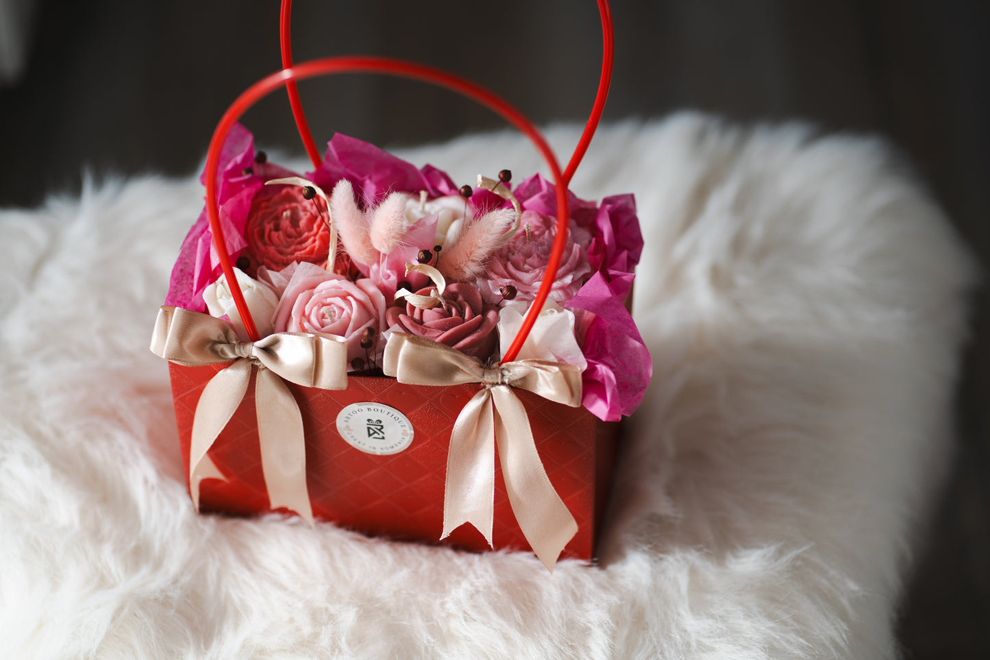 Buchet de flori în cutie tip poșetă cu lumânări parfumate handmade