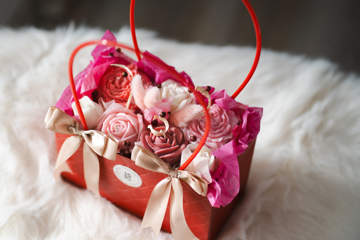 Buchet de flori în cutie tip poșetă cu lumânări parfumate handmade