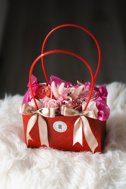 Buchet de flori în cutie tip poșetă cu lumânări parfumate handmade
