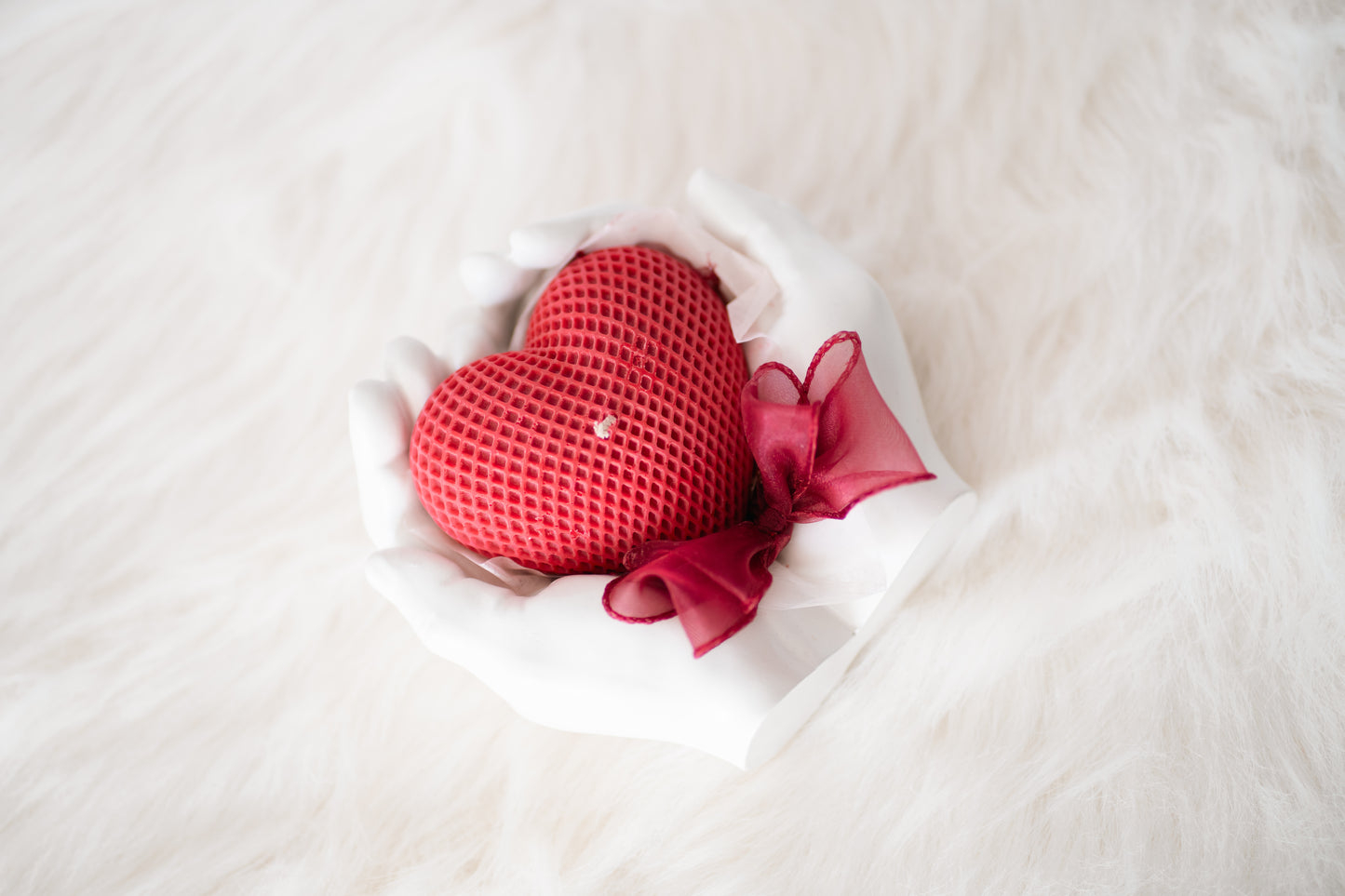 Set cadou handmade – suport ceramic în formă de mâini și lumânare parfumată în formă de inimă