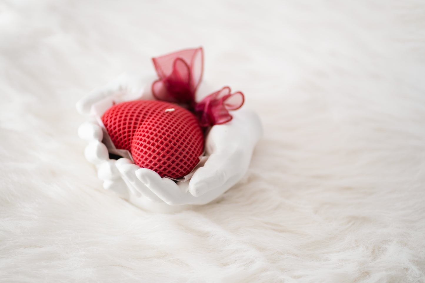 Set cadou handmade – suport ceramic în formă de mâini și lumânare parfumată în formă de inimă