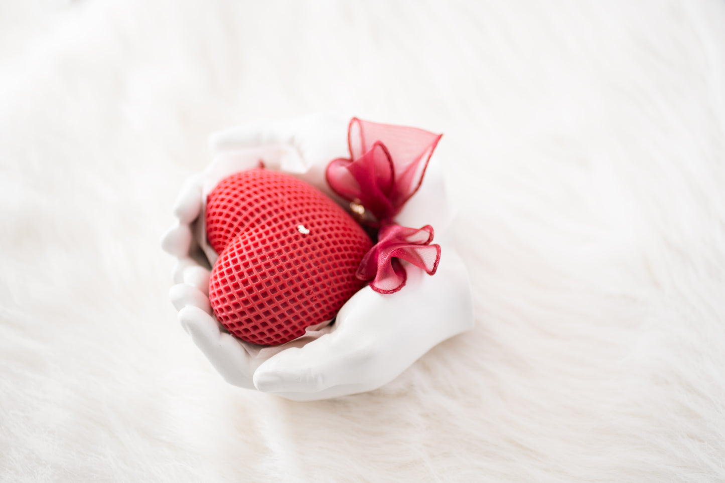 Set cadou handmade – suport ceramic în formă de mâini și lumânare parfumată în formă de inimă