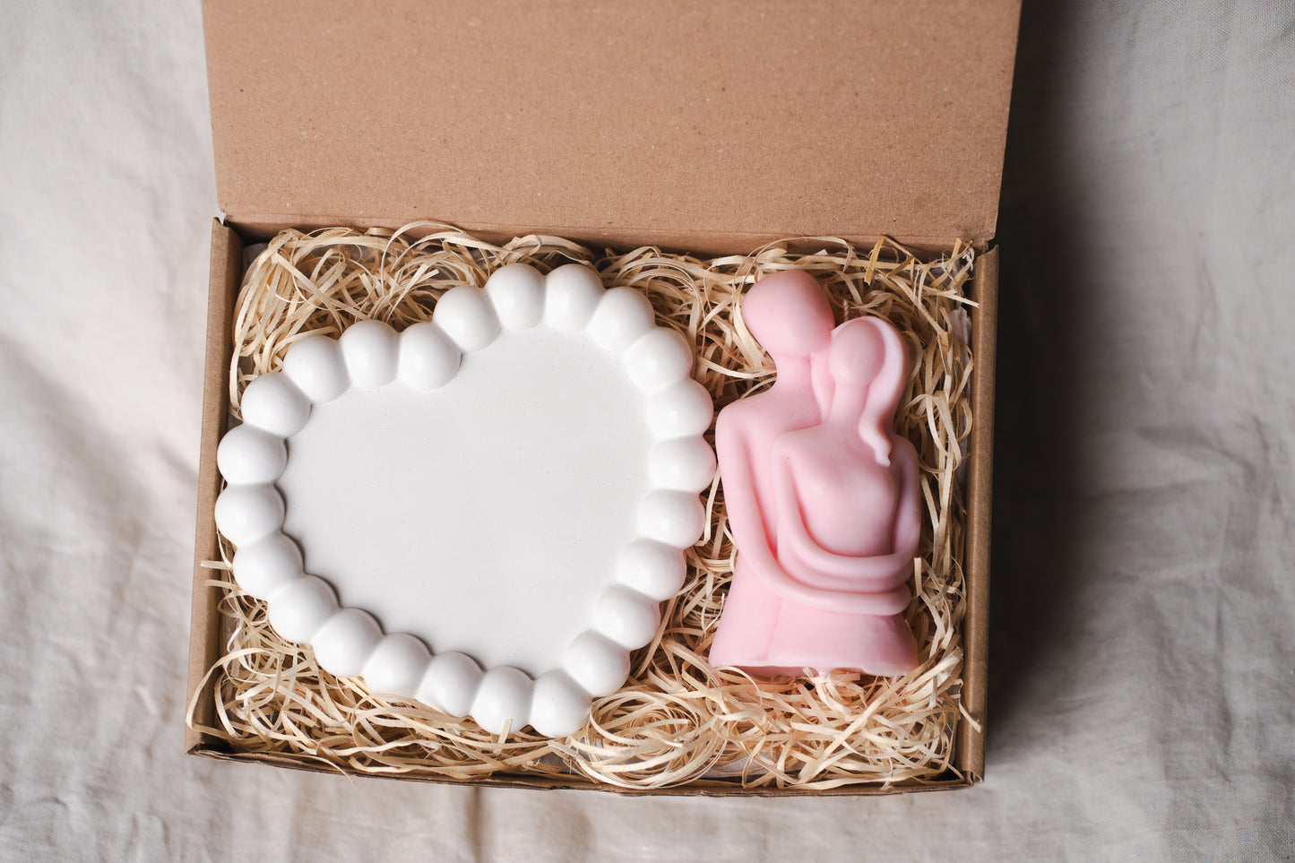 Set cadou handmade – tavă ceramică inimă și lumânare din ceară de soia