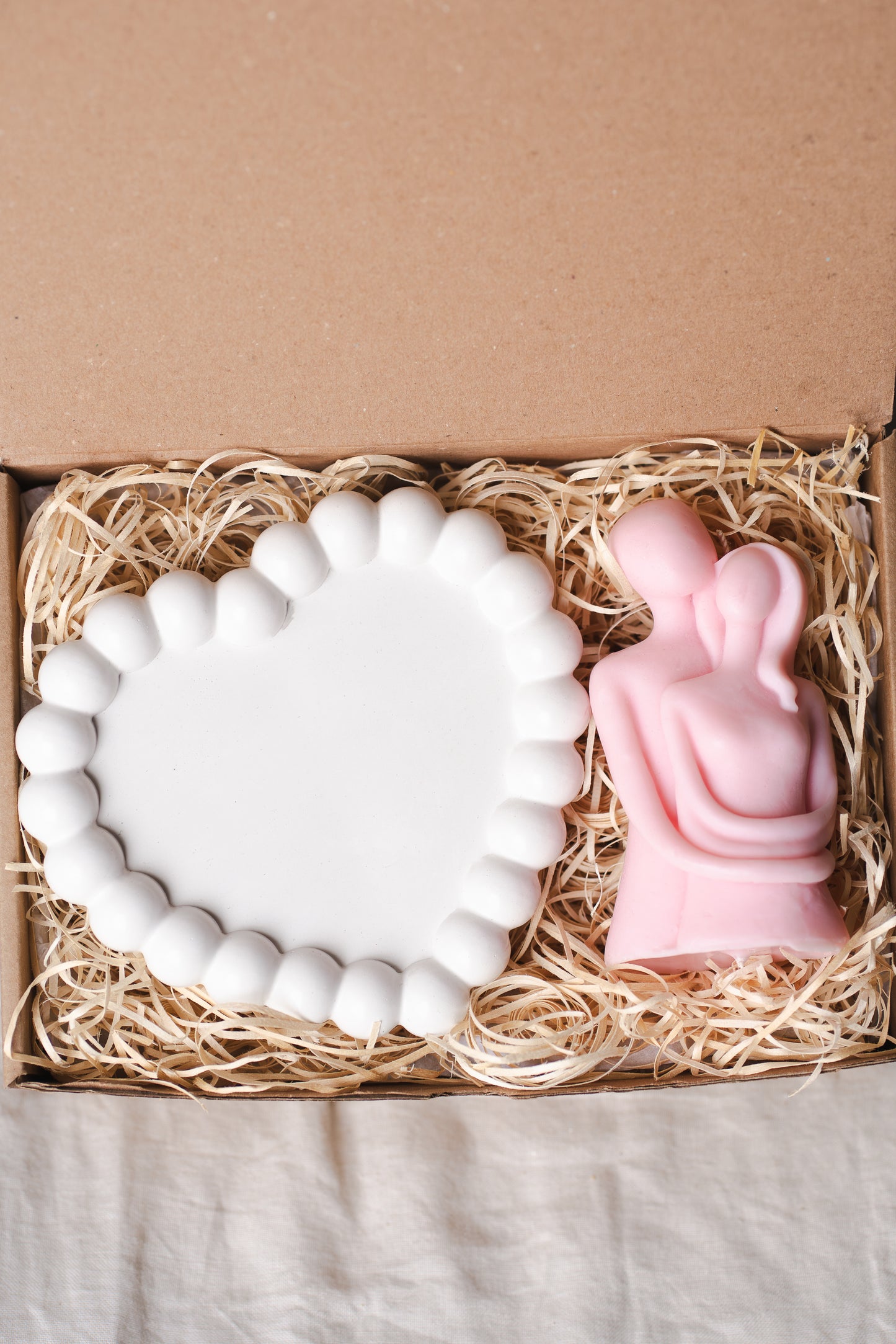 Set cadou handmade – tavă ceramică inimă și lumânare din ceară de soia