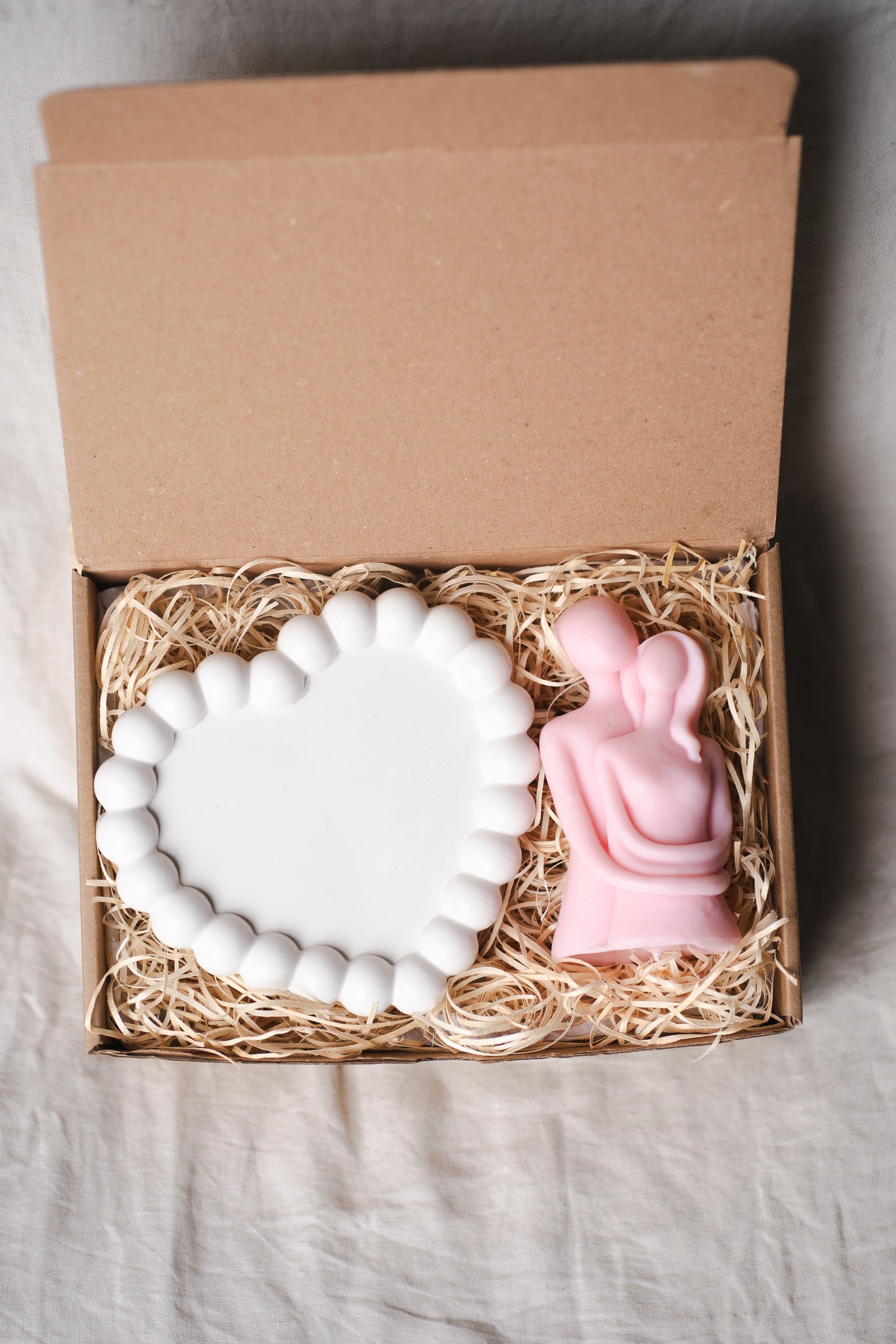 Set cadou handmade – tavă ceramică inimă și lumânare din ceară de soia