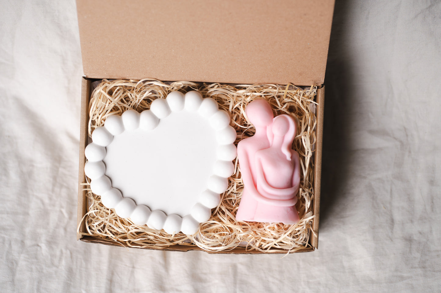 Set cadou handmade – tavă ceramică inimă și lumânare din ceară de soia