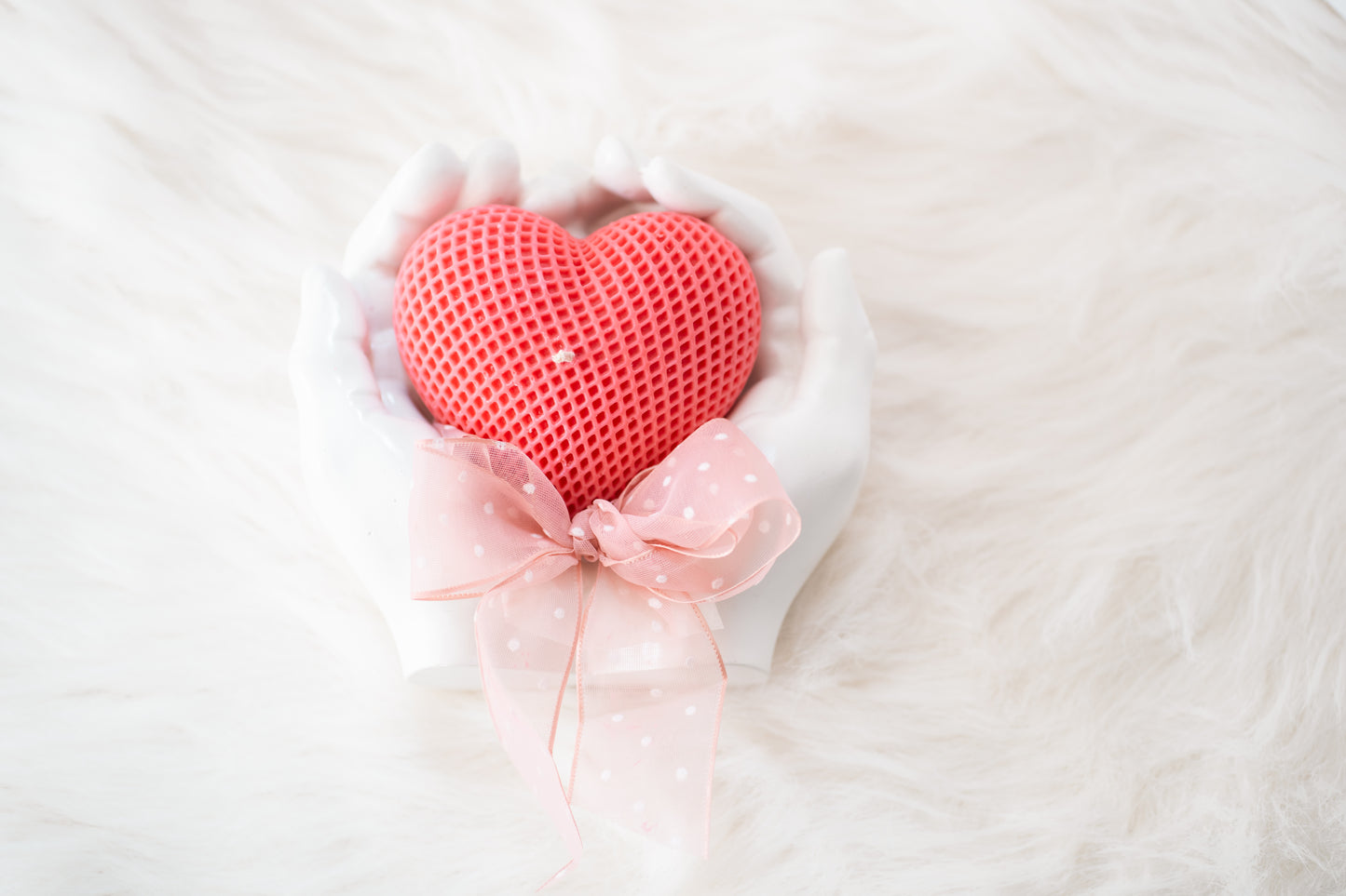 Set cadou handmade – suport ceramic în formă de mâini și lumânare parfumată în formă de inimă