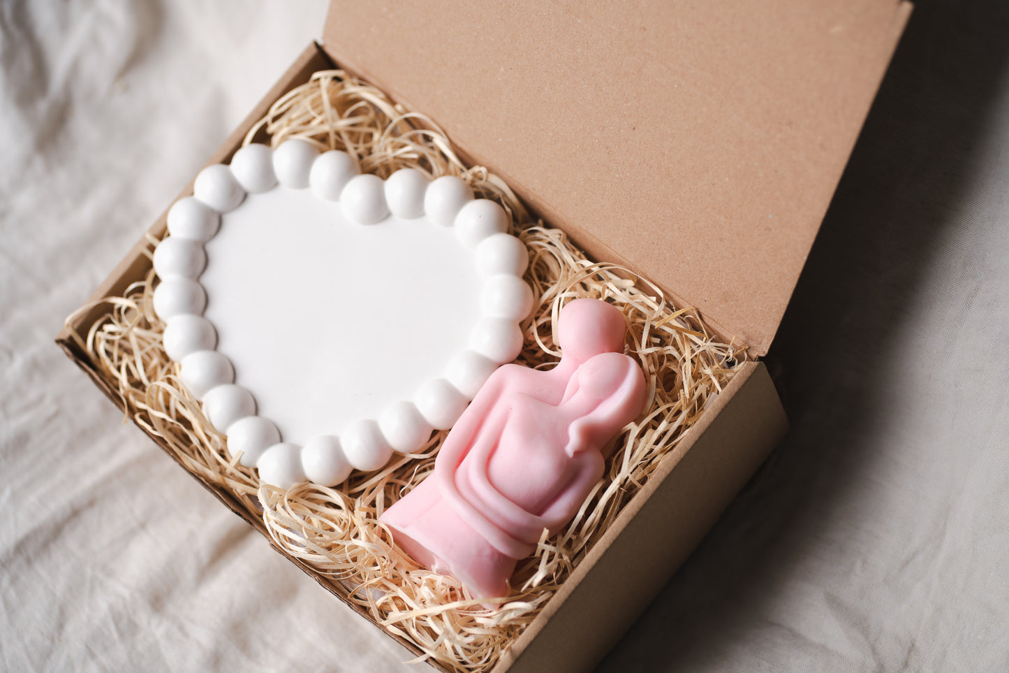 Set cadou handmade – tavă ceramică inimă și lumânare din ceară de soia