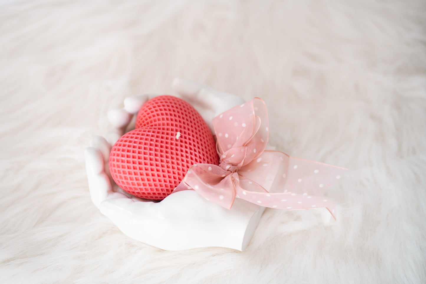 Set cadou handmade – suport ceramic în formă de mâini și lumânare parfumată în formă de inimă