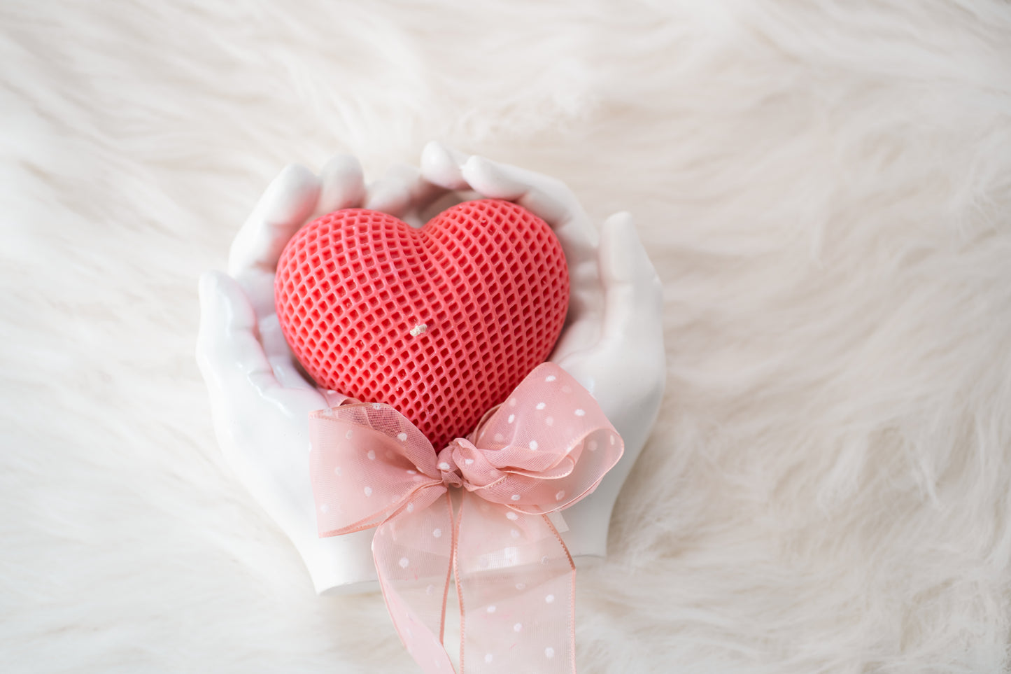 Set cadou handmade – suport ceramic în formă de mâini și lumânare parfumată în formă de inimă