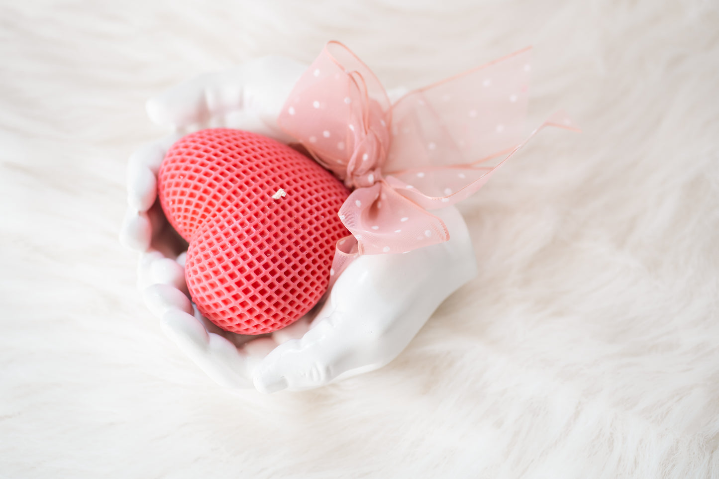 Set cadou handmade – suport ceramic în formă de mâini și lumânare parfumată în formă de inimă