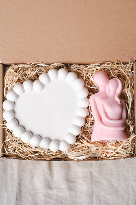 Set cadou handmade – tavă ceramică inimă și lumânare din ceară de soia