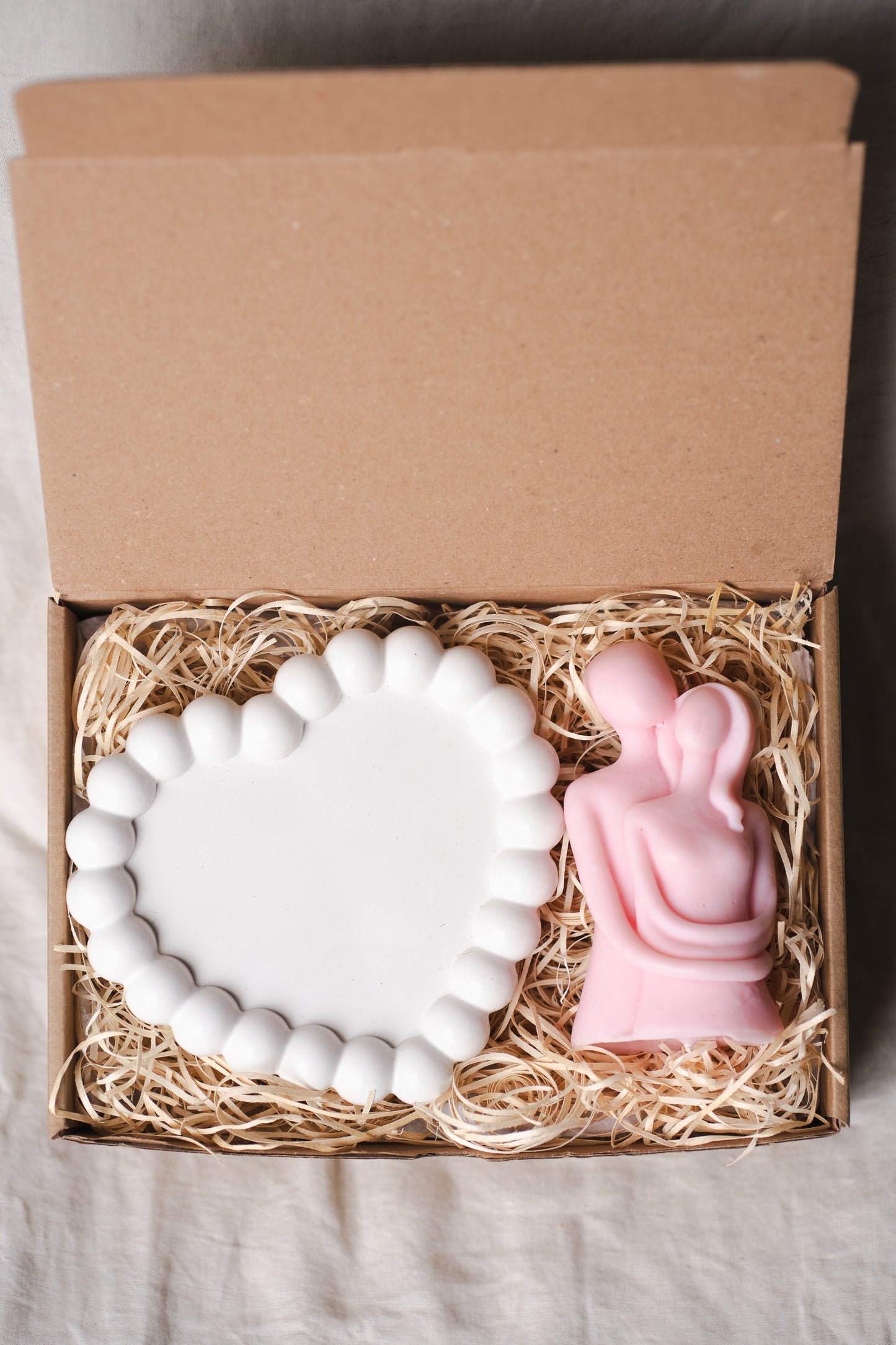 Set cadou handmade – tavă ceramică inimă și lumânare din ceară de soia