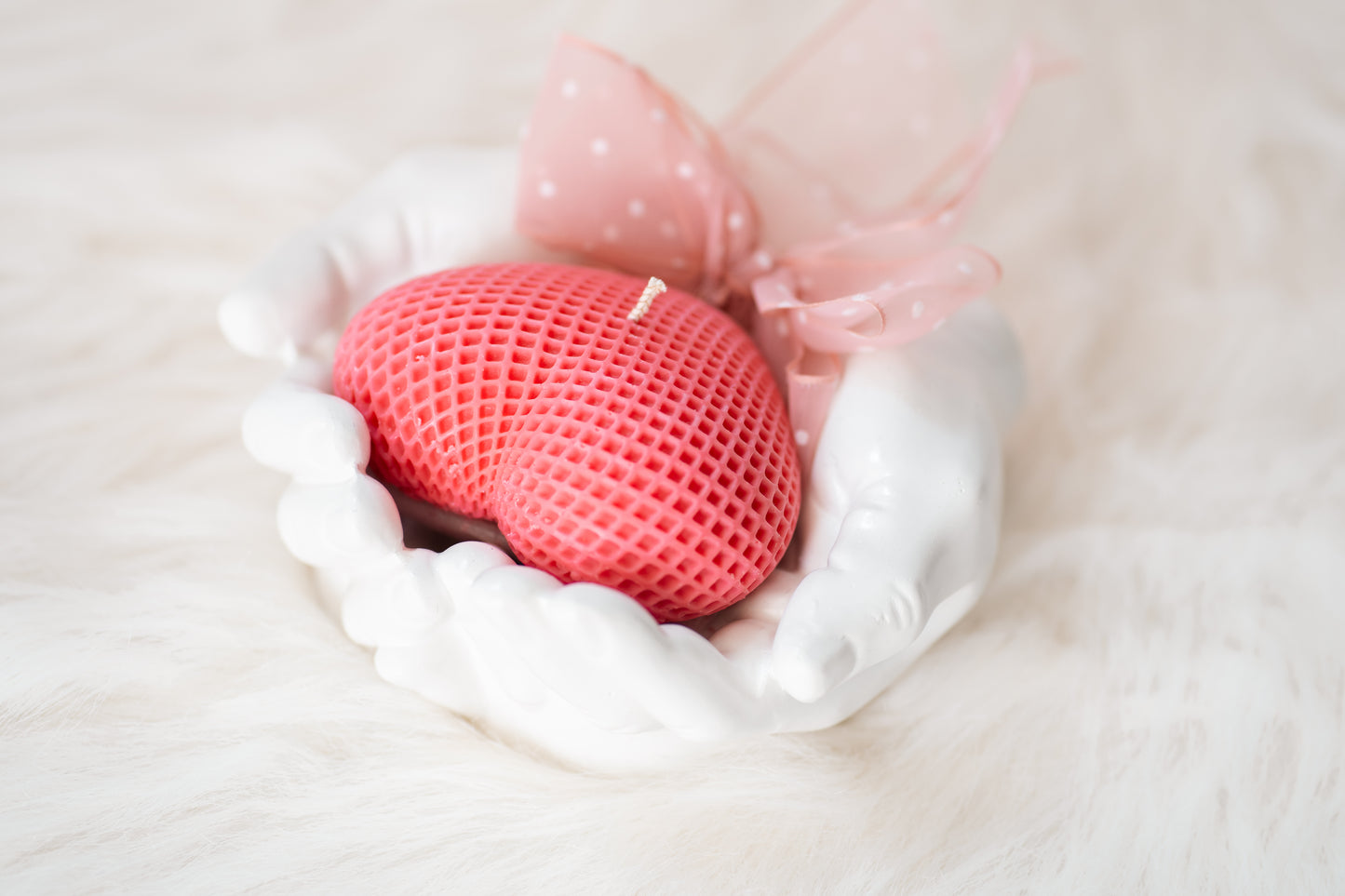 Set cadou handmade – suport ceramic în formă de mâini și lumânare parfumată în formă de inimă