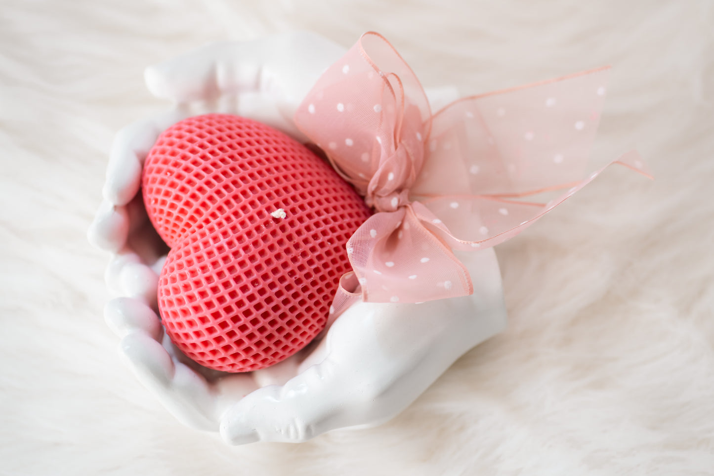 Set cadou handmade – suport ceramic în formă de mâini și lumânare parfumată în formă de inimă