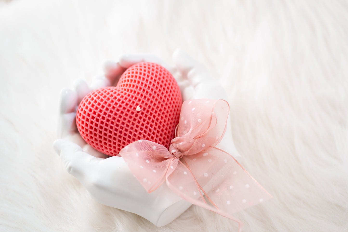 Set cadou handmade – suport ceramic în formă de mâini și lumânare parfumată în formă de inimă