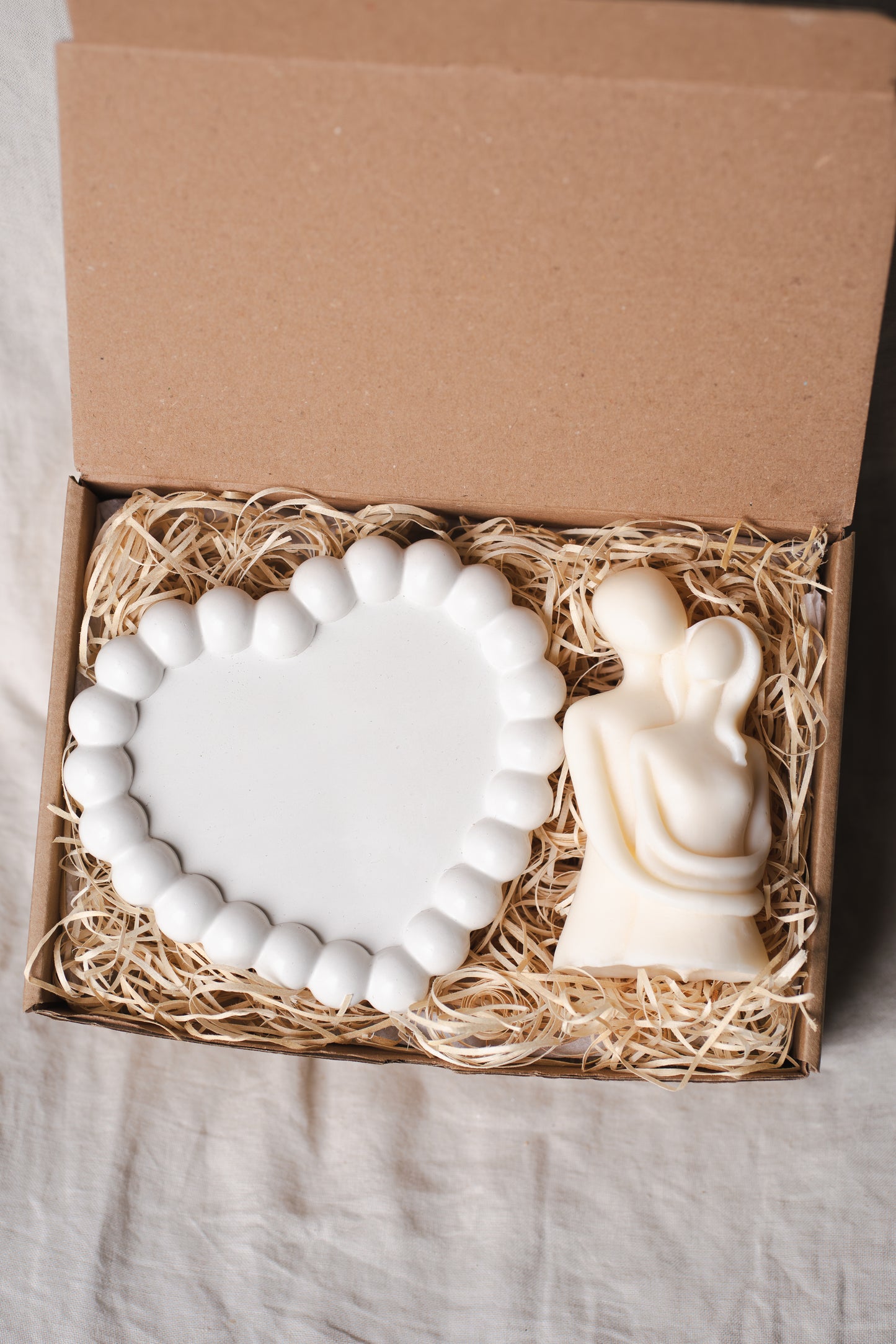 Set cadou handmade – tavă ceramică inimă și lumânare din ceară de soia