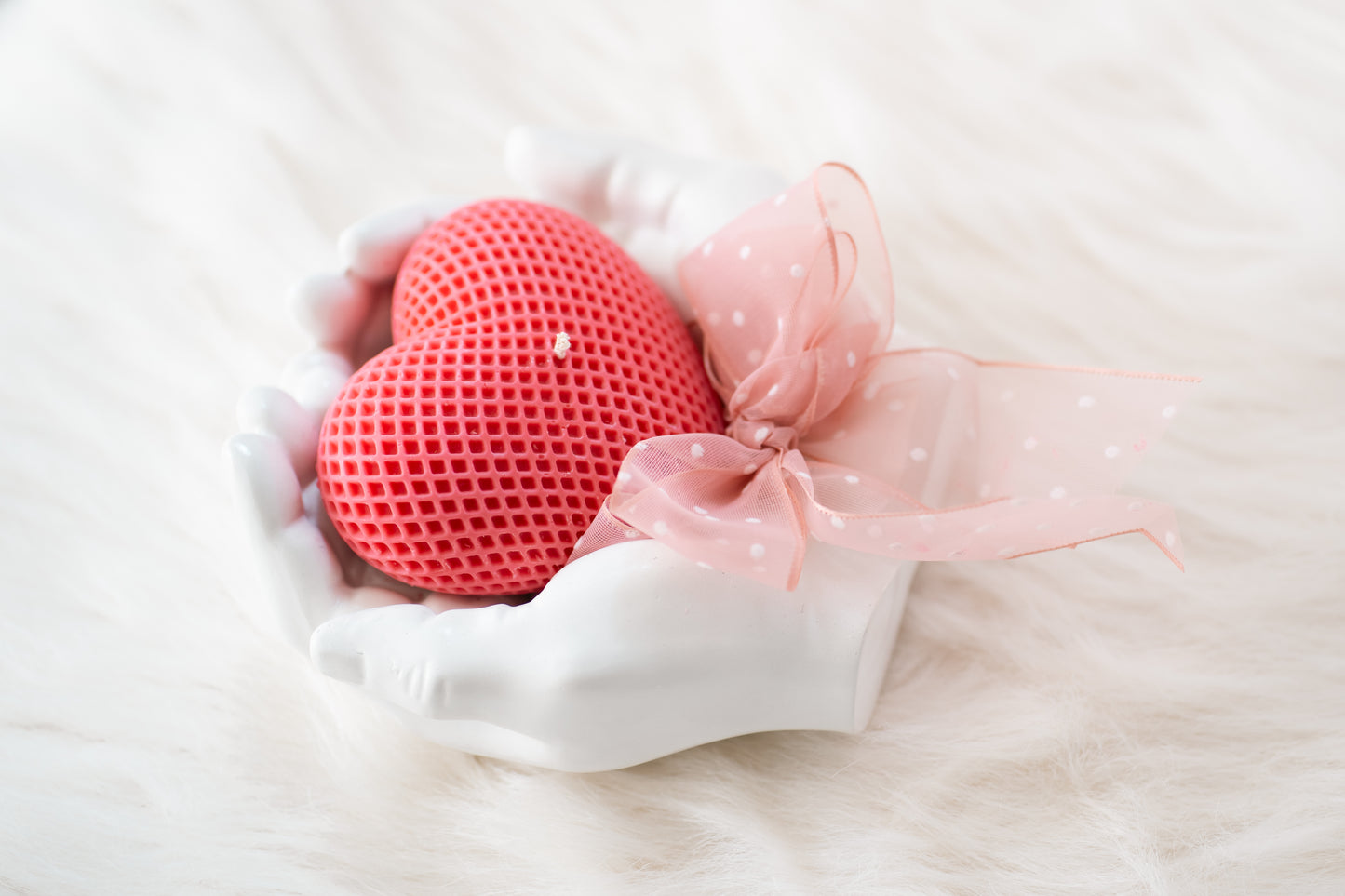 Set cadou handmade – suport ceramic în formă de mâini și lumânare parfumată în formă de inimă