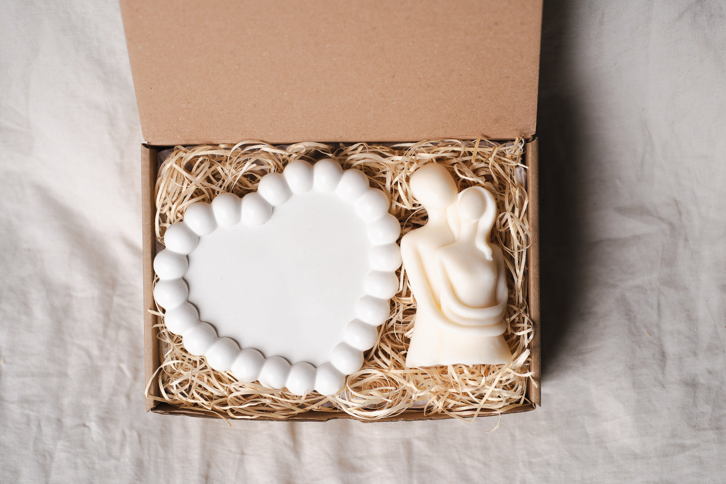 Set cadou handmade – tavă ceramică inimă și lumânare din ceară de soia