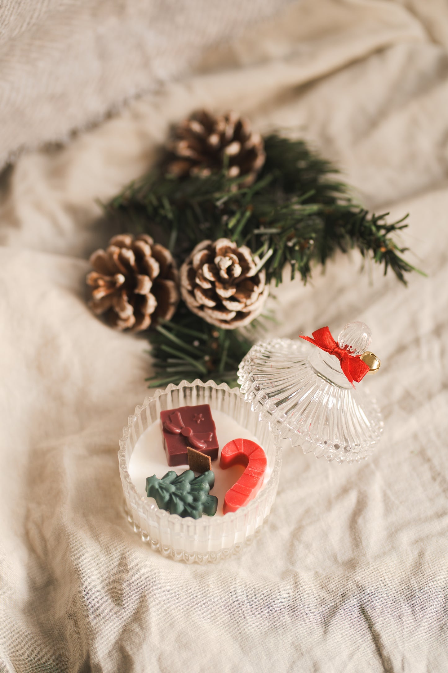 🎄 Lumânare parfumată în bombonieră din sticlă – Tematică de Crăciun, decorată cu figurine din ceară naturală 🎁