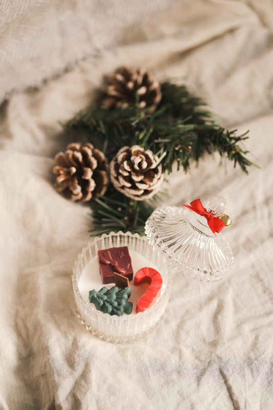 🎄 Lumânare parfumată în bombonieră din sticlă – Tematică de Crăciun, decorată cu figurine din ceară naturală 🎁