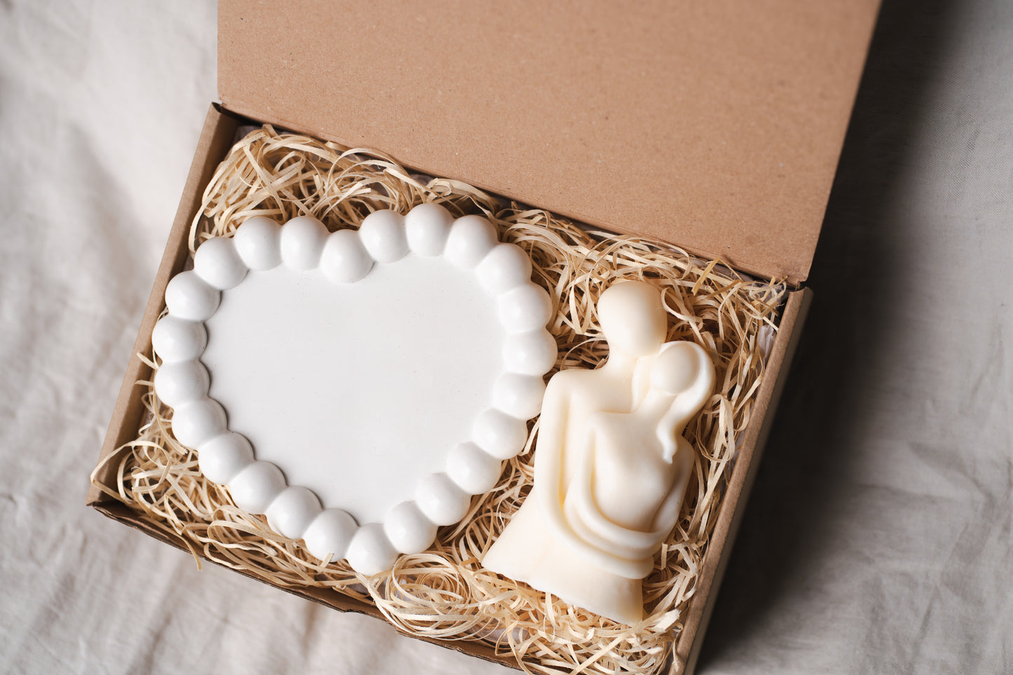 Set cadou handmade – tavă ceramică inimă și lumânare din ceară de soia