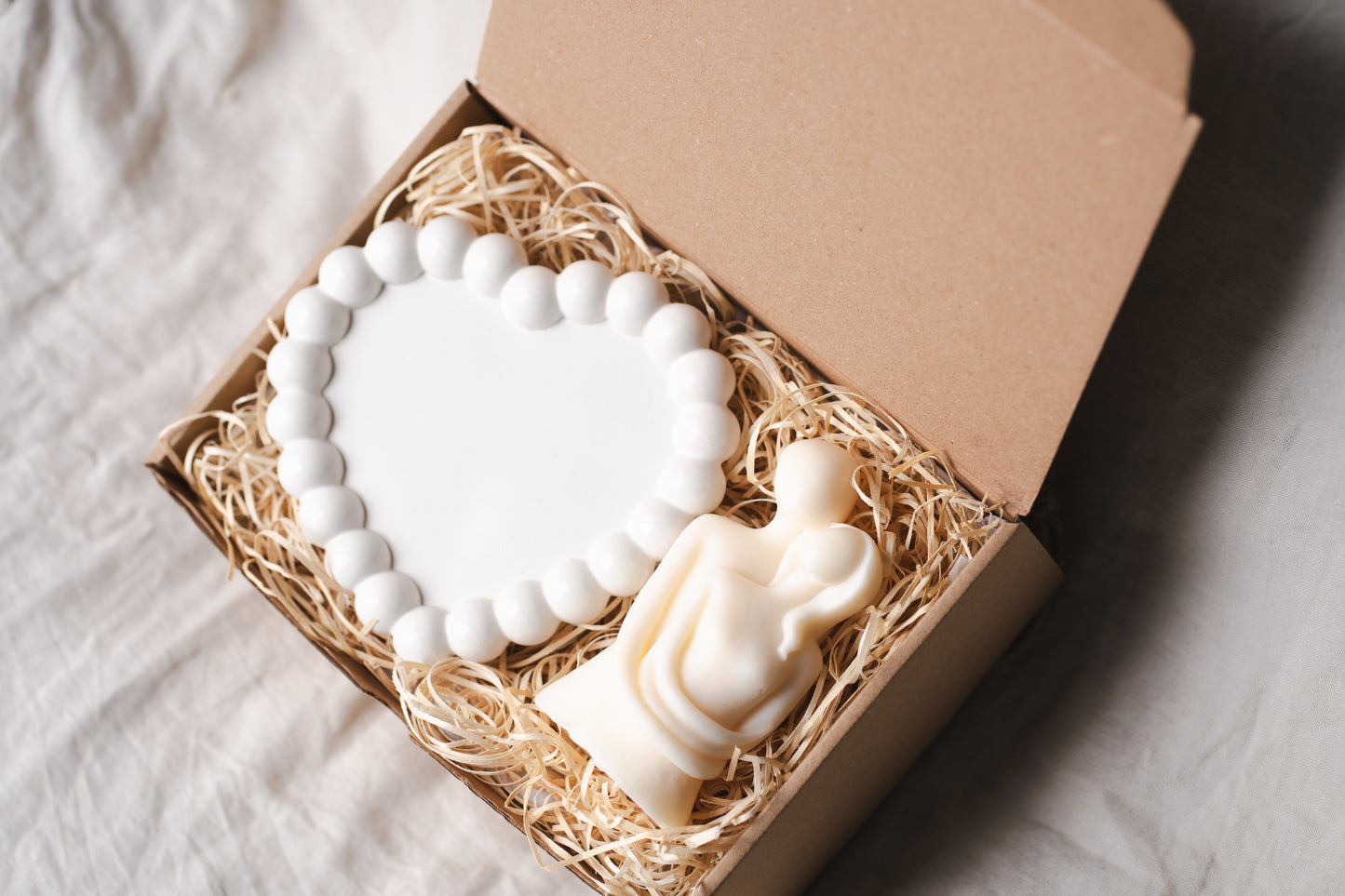 Set cadou handmade – tavă ceramică inimă și lumânare din ceară de soia