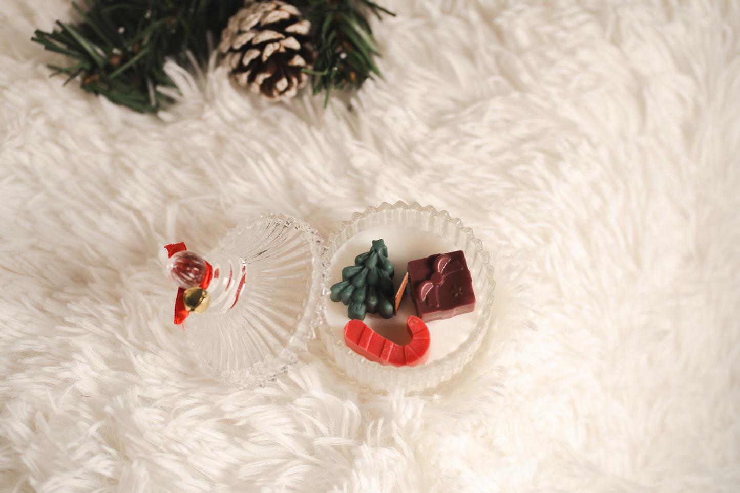 🎄 Lumânare parfumată în bombonieră din sticlă – Tematică de Crăciun, decorată cu figurine din ceară naturală 🎁