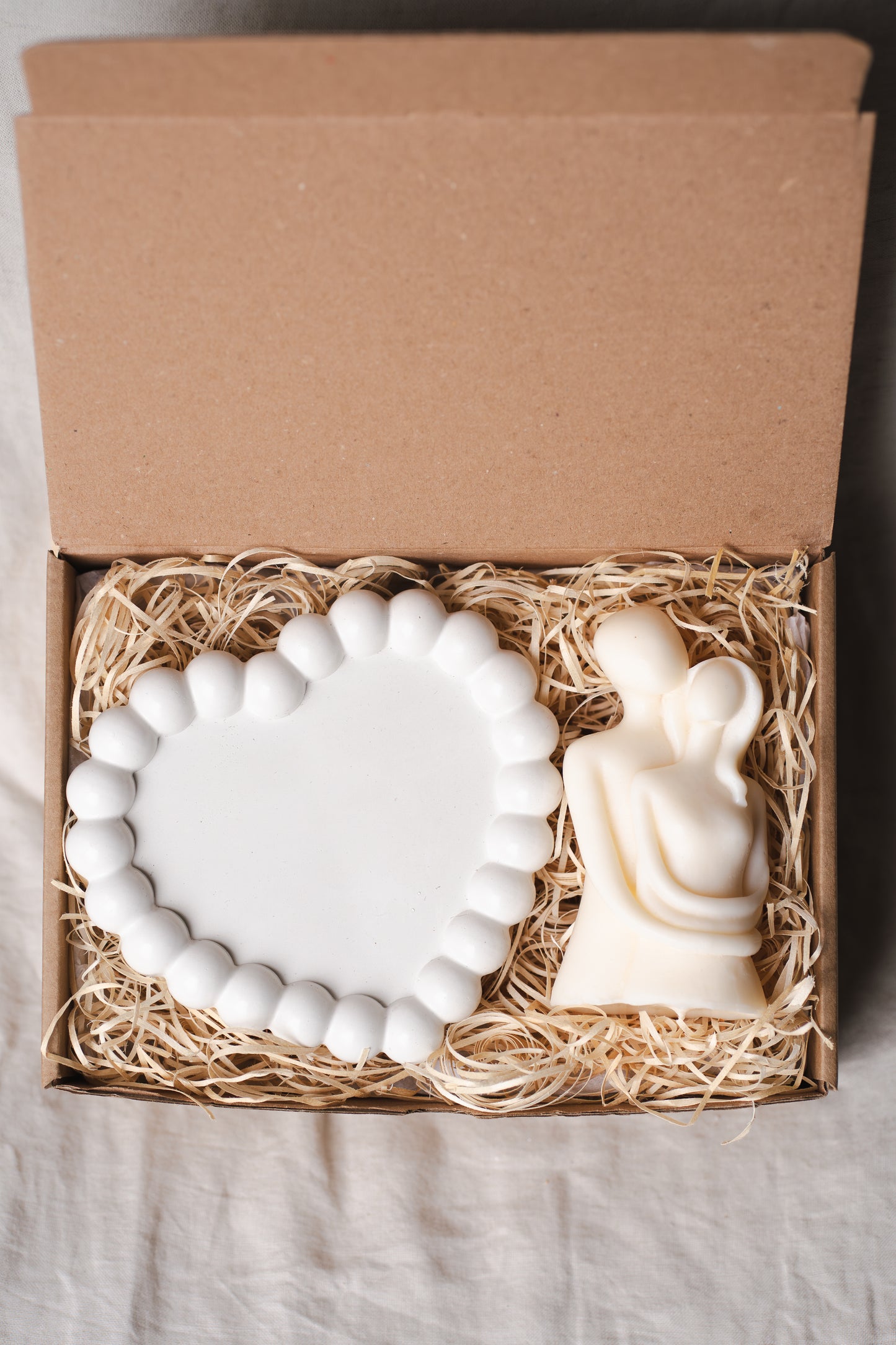 Set cadou handmade – tavă ceramică inimă și lumânare din ceară de soia
