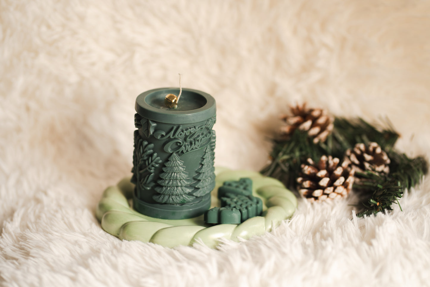 Lumânare parfumată handmade cu brazi sculptați și mesaj „Merry Christmas” – Creație artizanală cu tematică de Crăciun