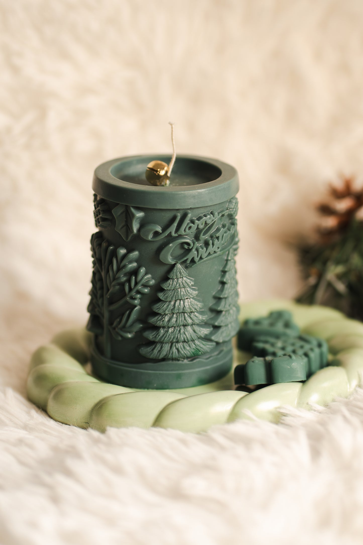 Lumânare parfumată handmade cu brazi sculptați și mesaj „Merry Christmas” – Creație artizanală cu tematică de Crăciun