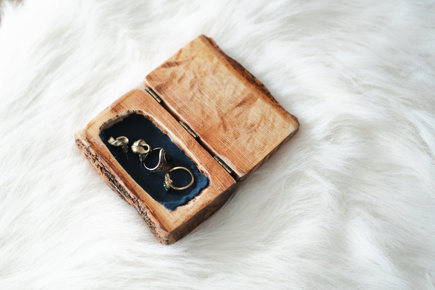 Cutie pentru bijuterii din lemn natural cu scoarță – lucrată manual, rustică și elegantă