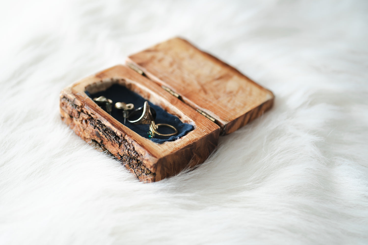Cutie pentru bijuterii din lemn natural cu scoarță – lucrată manual, rustică și elegantă