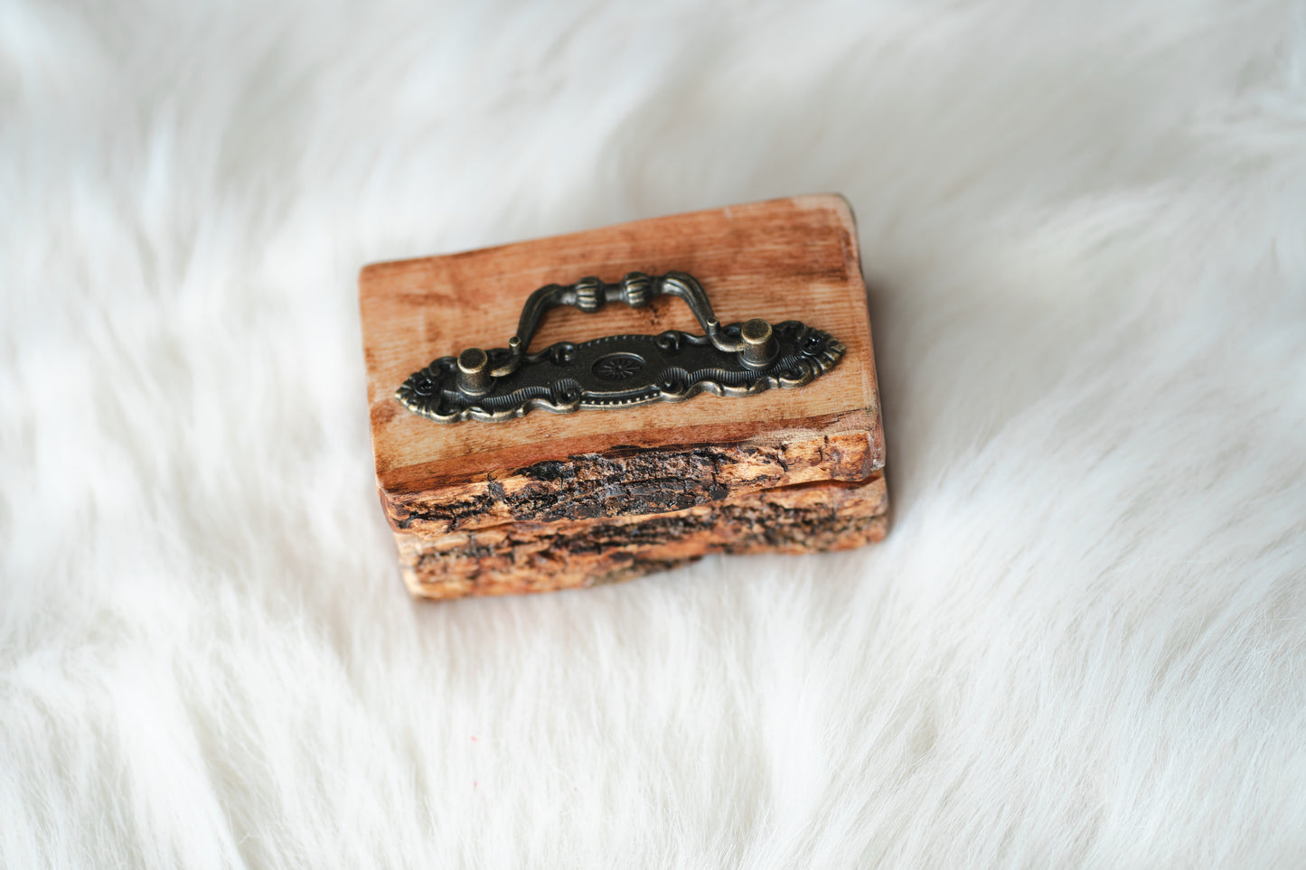 Cutie pentru bijuterii din lemn natural cu scoarță – lucrată manual, rustică și elegantă