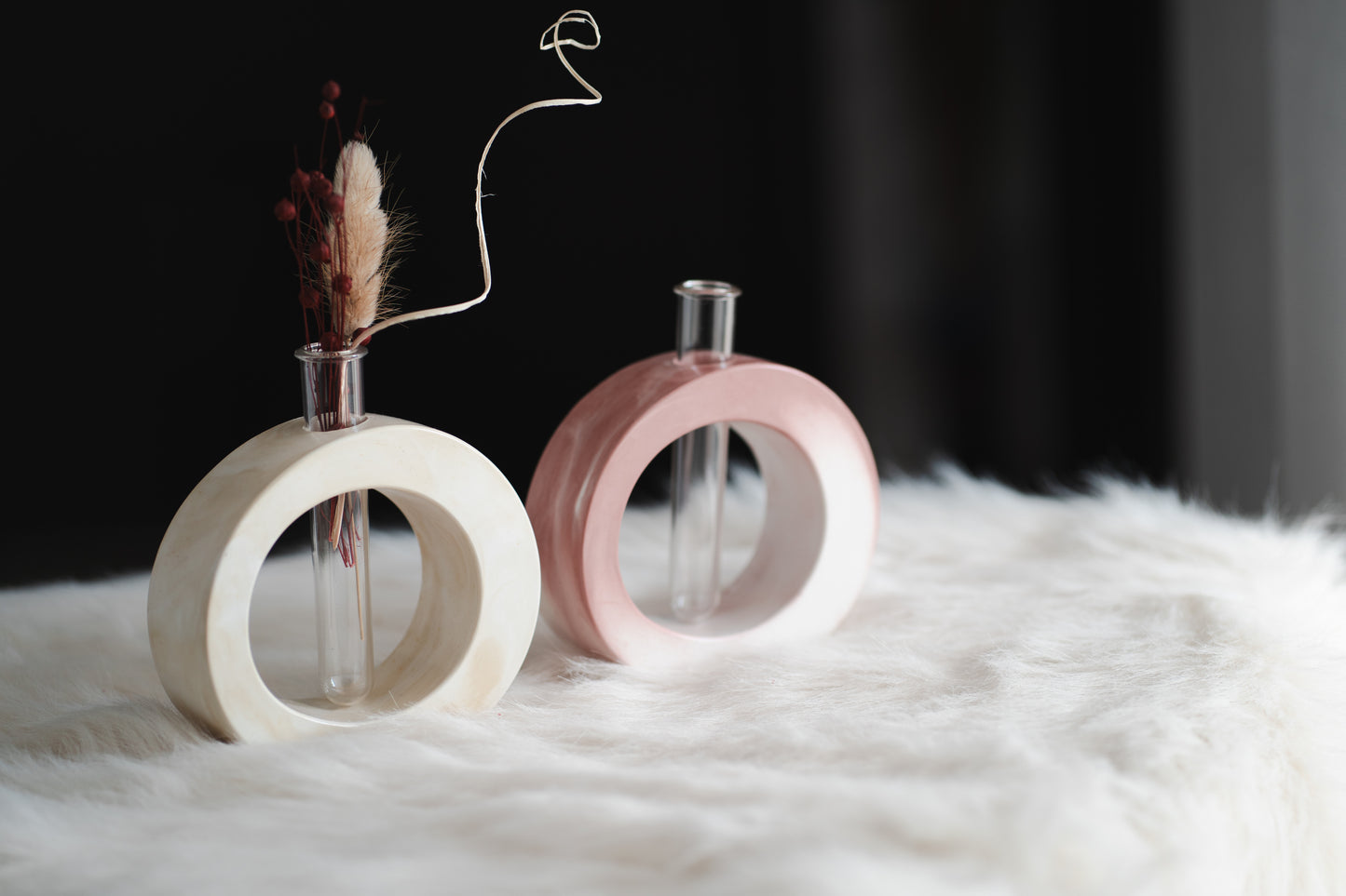 Vază din ceramică cu eprubetă – design minimalist, turnată manual | Obiect decorativ modern pentru flori naturale sau uscate