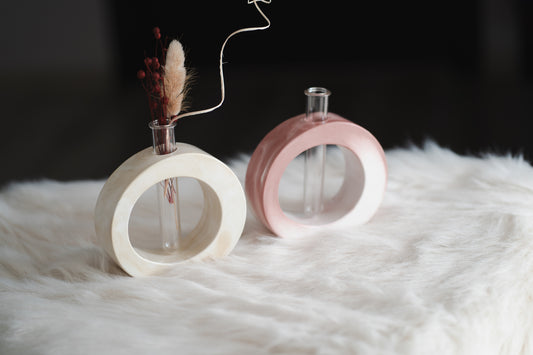 Vază din ceramică cu eprubetă – design minimalist, turnată manual | Obiect decorativ modern pentru flori naturale sau uscate