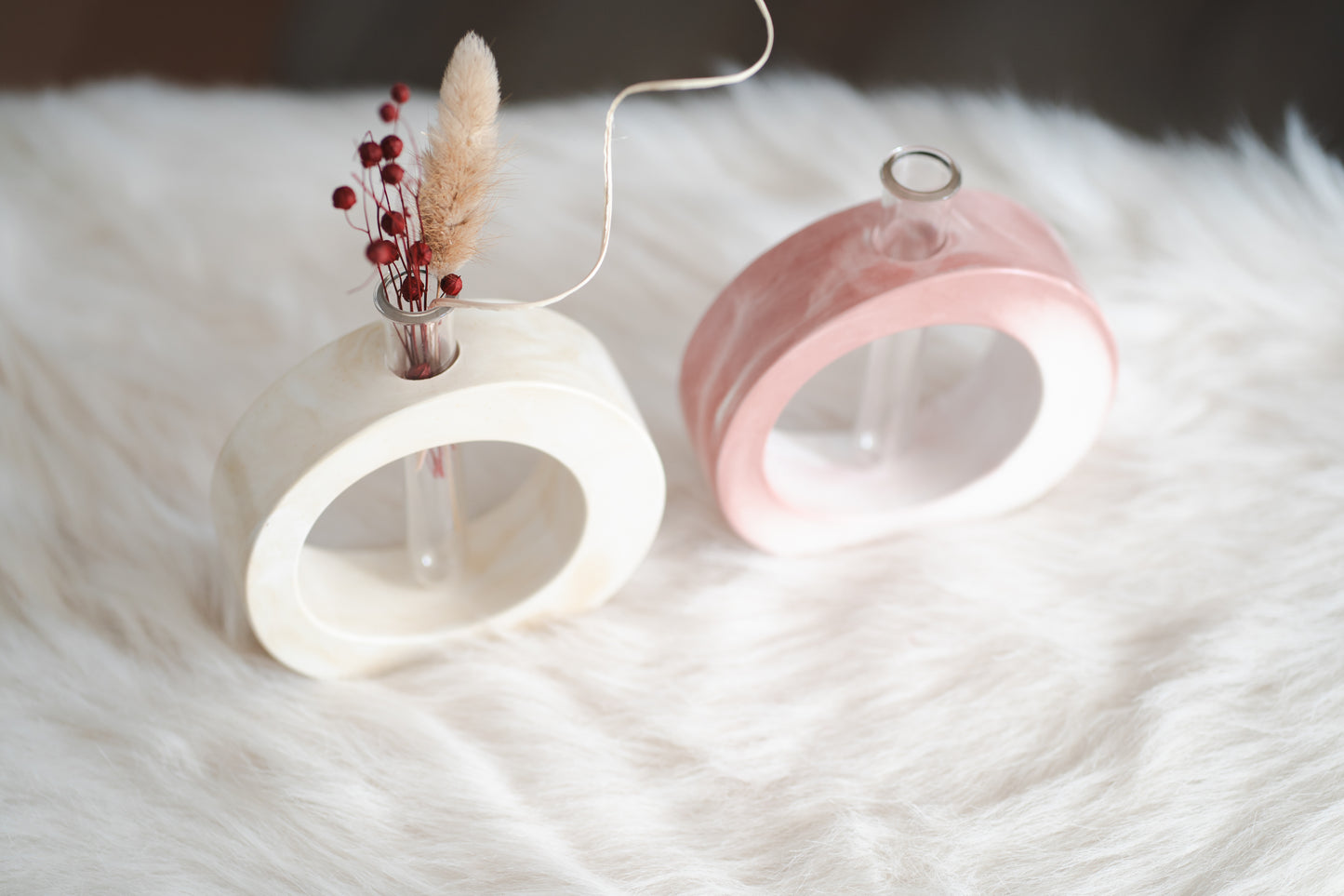 Vază din ceramică cu eprubetă – design minimalist, turnată manual | Obiect decorativ modern pentru flori naturale sau uscate