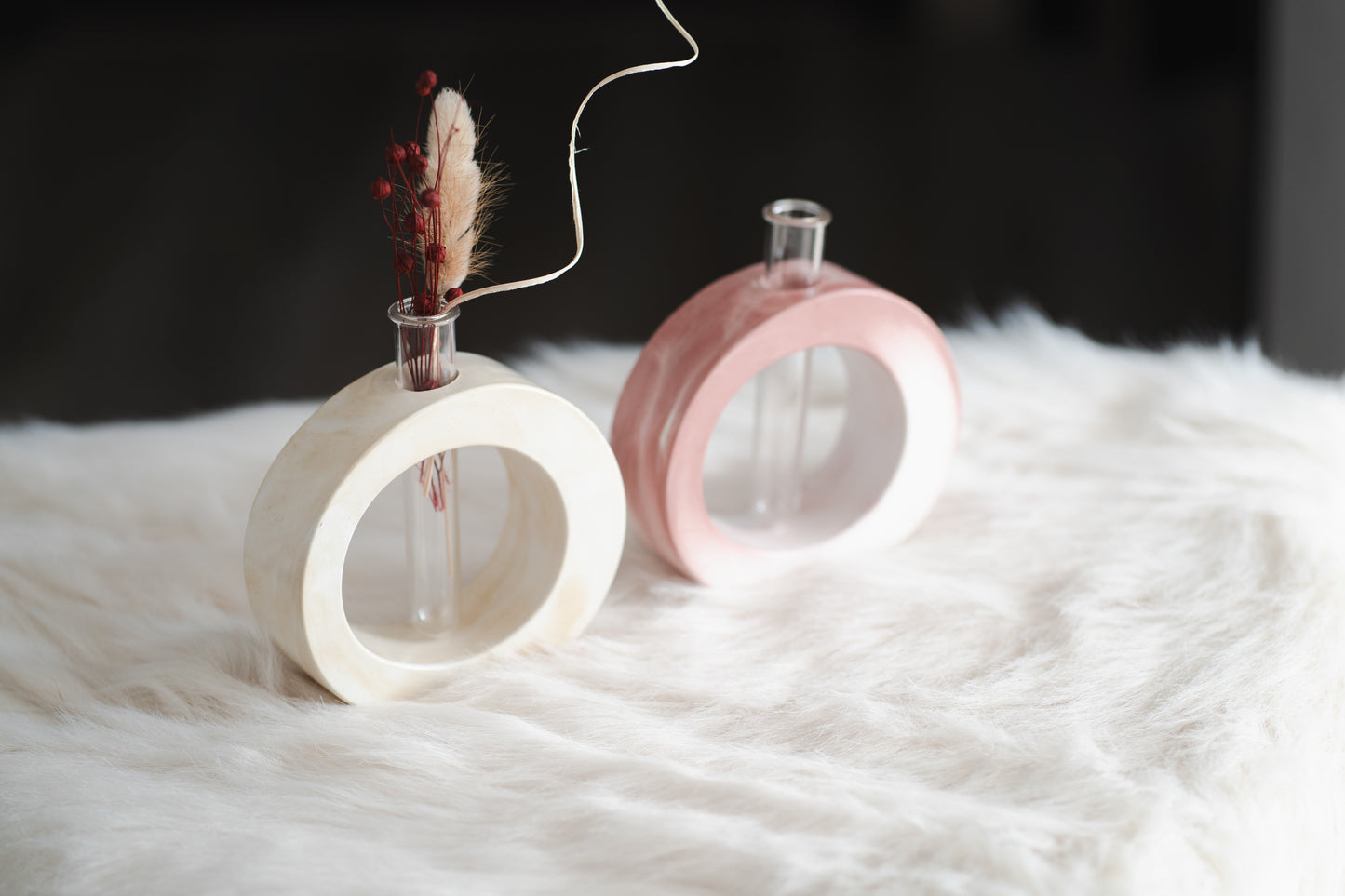 Vază din ceramică cu eprubetă – design minimalist, turnată manual | Obiect decorativ modern pentru flori naturale sau uscate