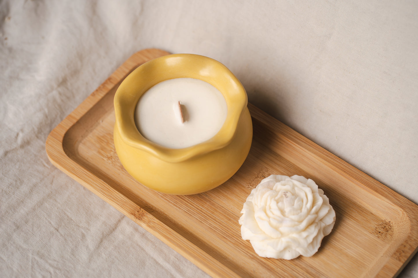 Lumânare parfumată din ceară naturală de soia – recipient galben din praf ceramic, design minimalist