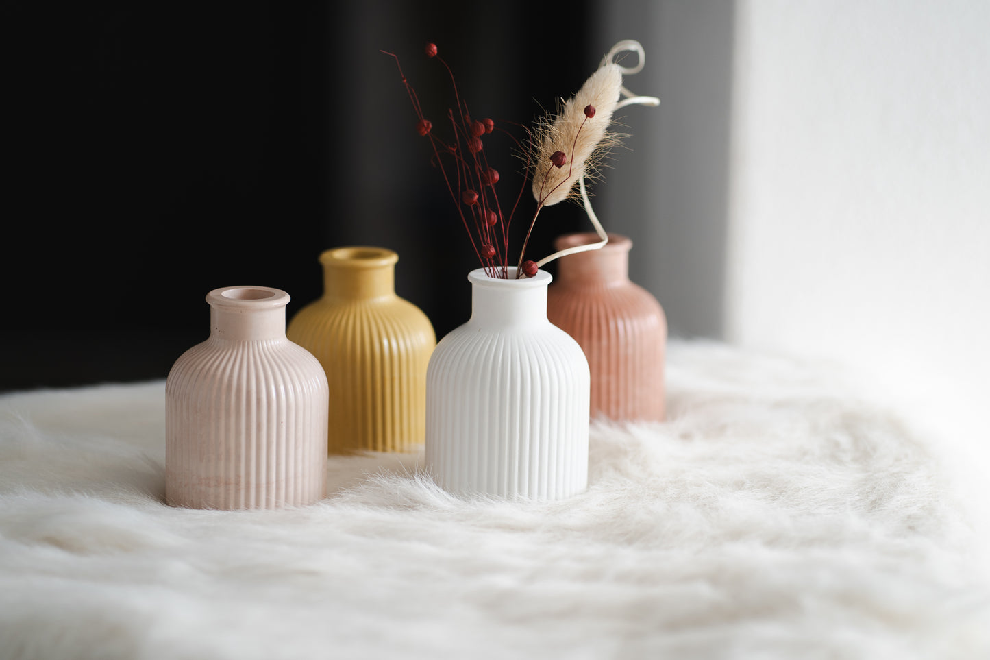 Vază decorativă din ceramică - design minimalist, turnată manual | Ideală pentru flori uscate