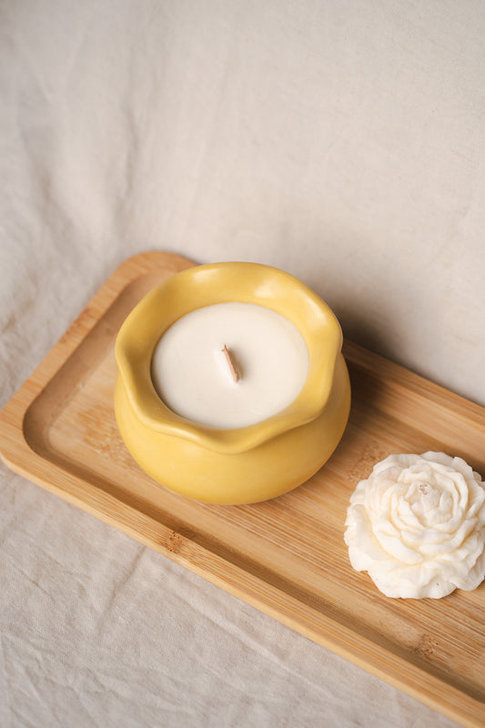 Lumânare parfumată din ceară naturală de soia – recipient galben din praf ceramic, design minimalist