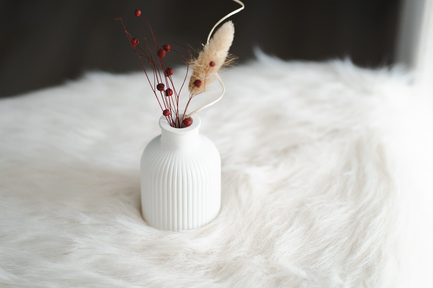 Vază decorativă din ceramică - design minimalist, turnată manual | Ideală pentru flori uscate