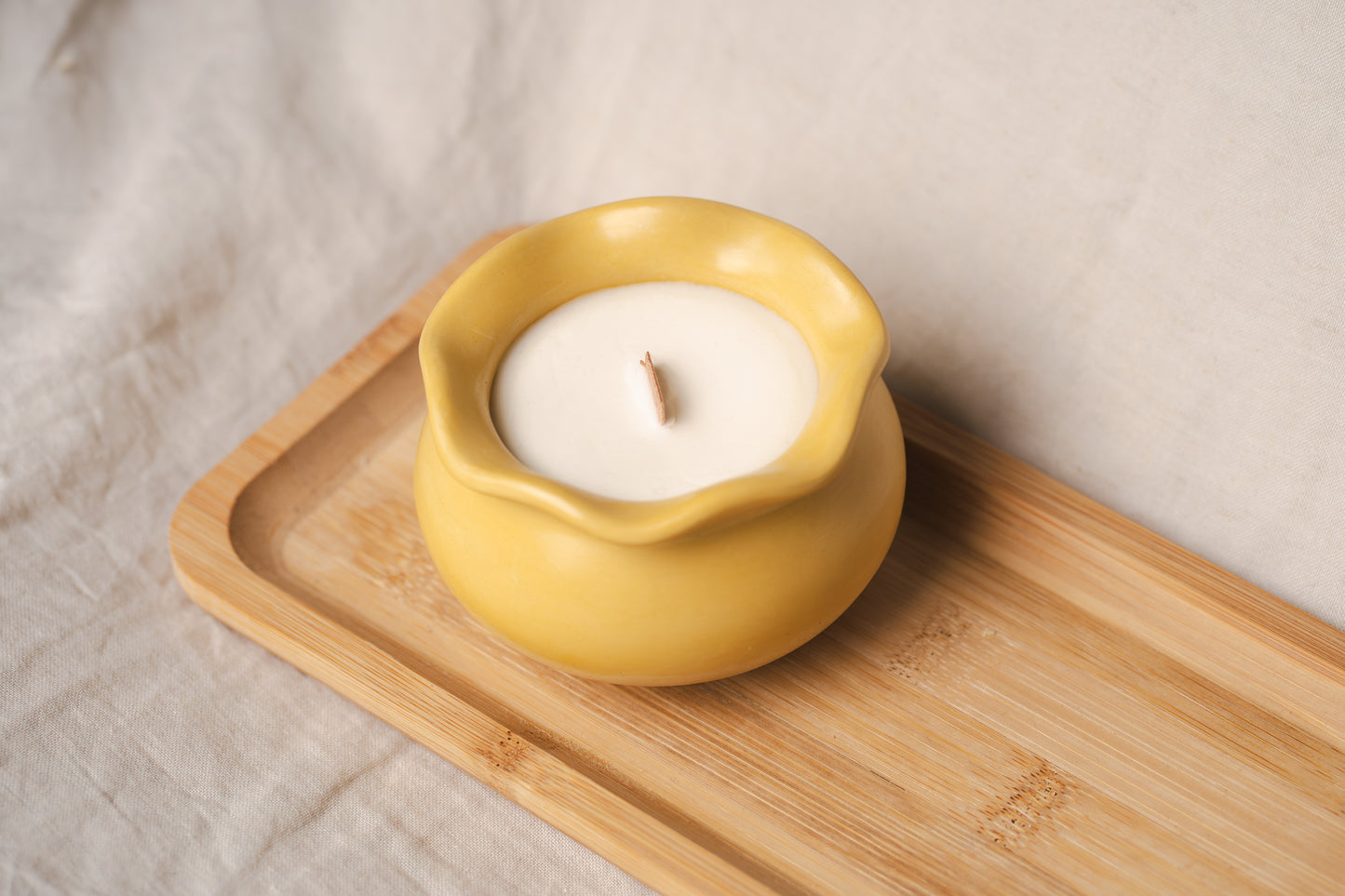 Lumânare parfumată din ceară naturală de soia – recipient galben din praf ceramic, design minimalist