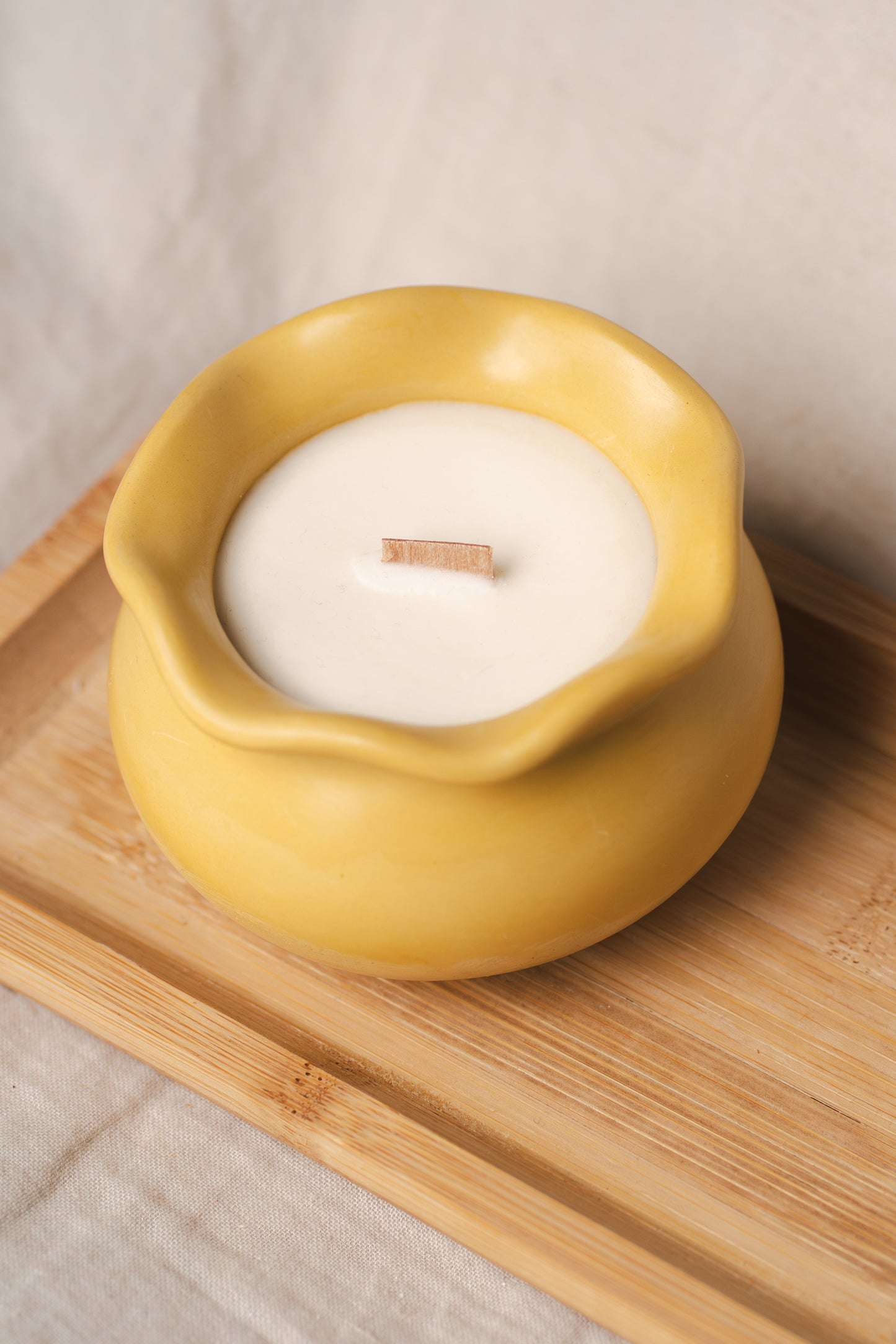 Lumânare parfumată din ceară naturală de soia – recipient galben din praf ceramic, design minimalist