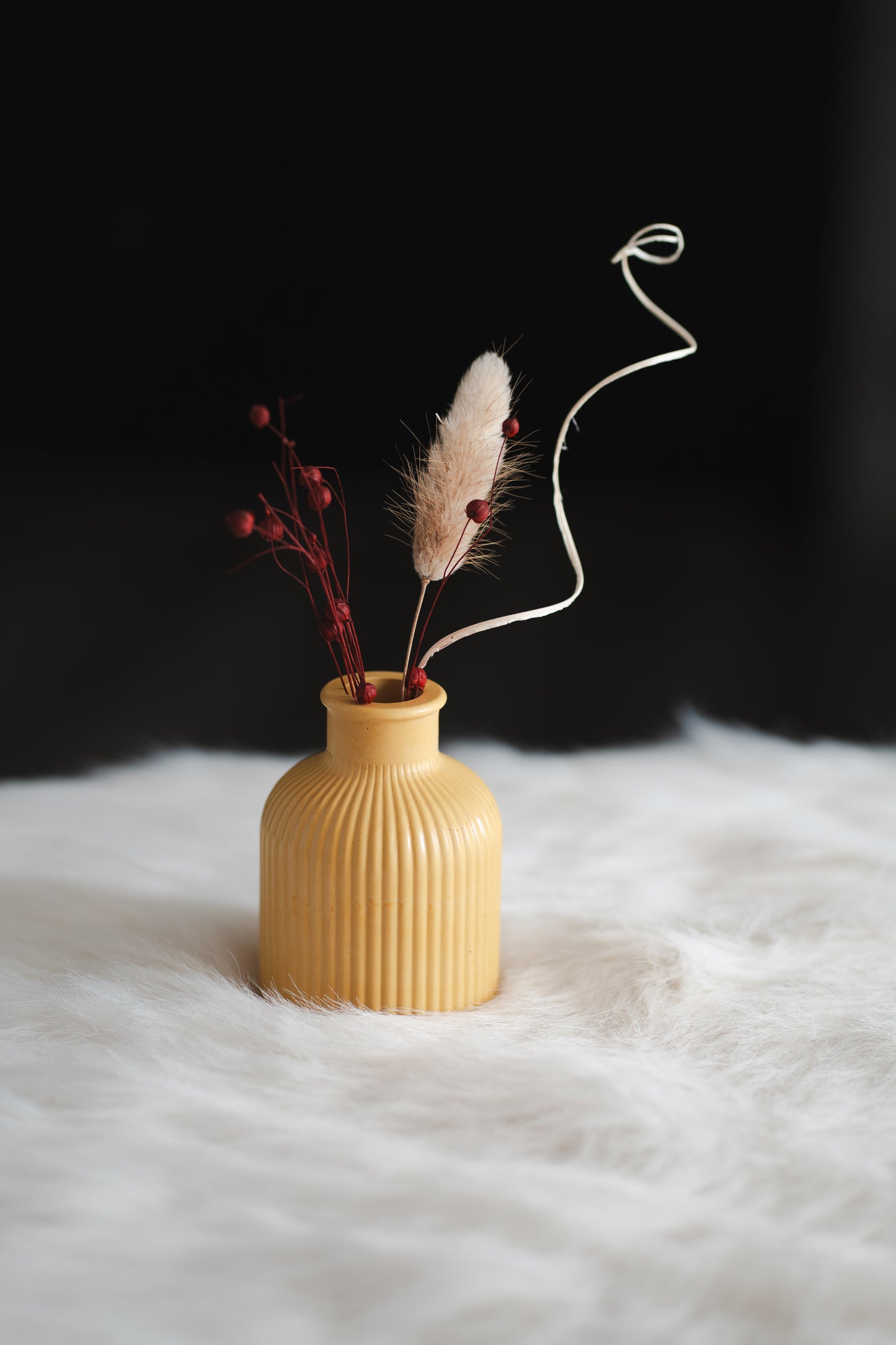 Vază decorativă din ceramică - design minimalist, turnată manual | Ideală pentru flori uscate